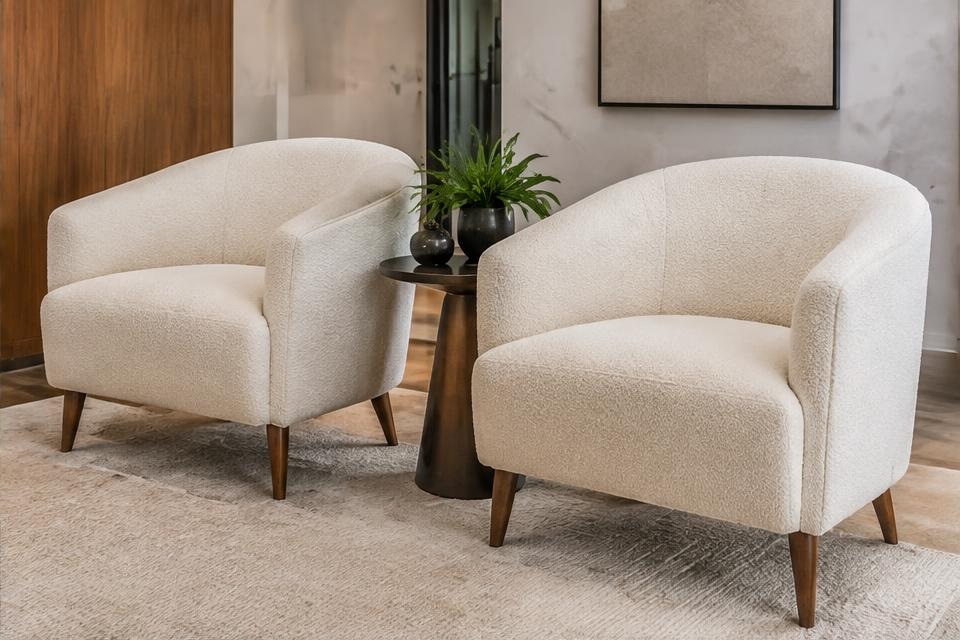Poltronas em bouclé em lounge de condomínio — inspiração ilustrativa