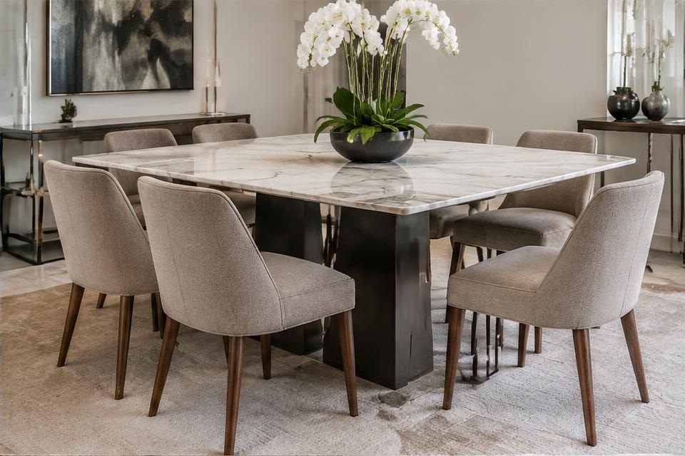 Cadeiras em linho em sala de jantar de apartamento — inspiração ilustrativa